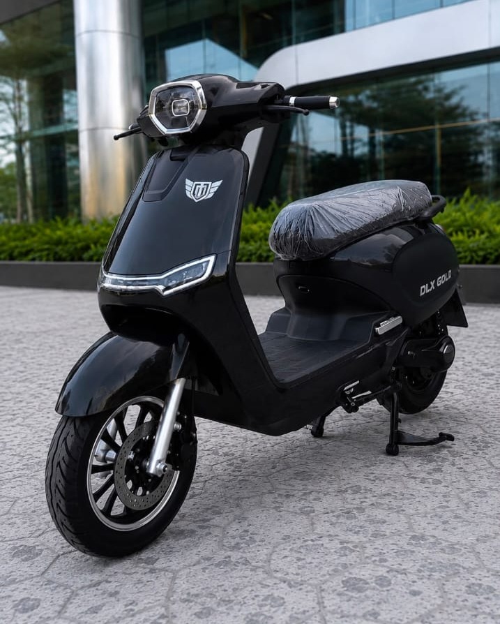 DLX Gold RTO electric scooter in midnight black
